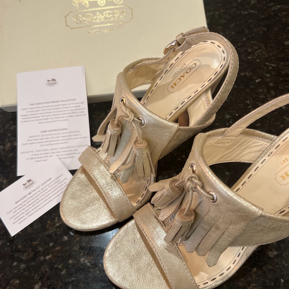 Coach leatherware Size 7 width M light gold